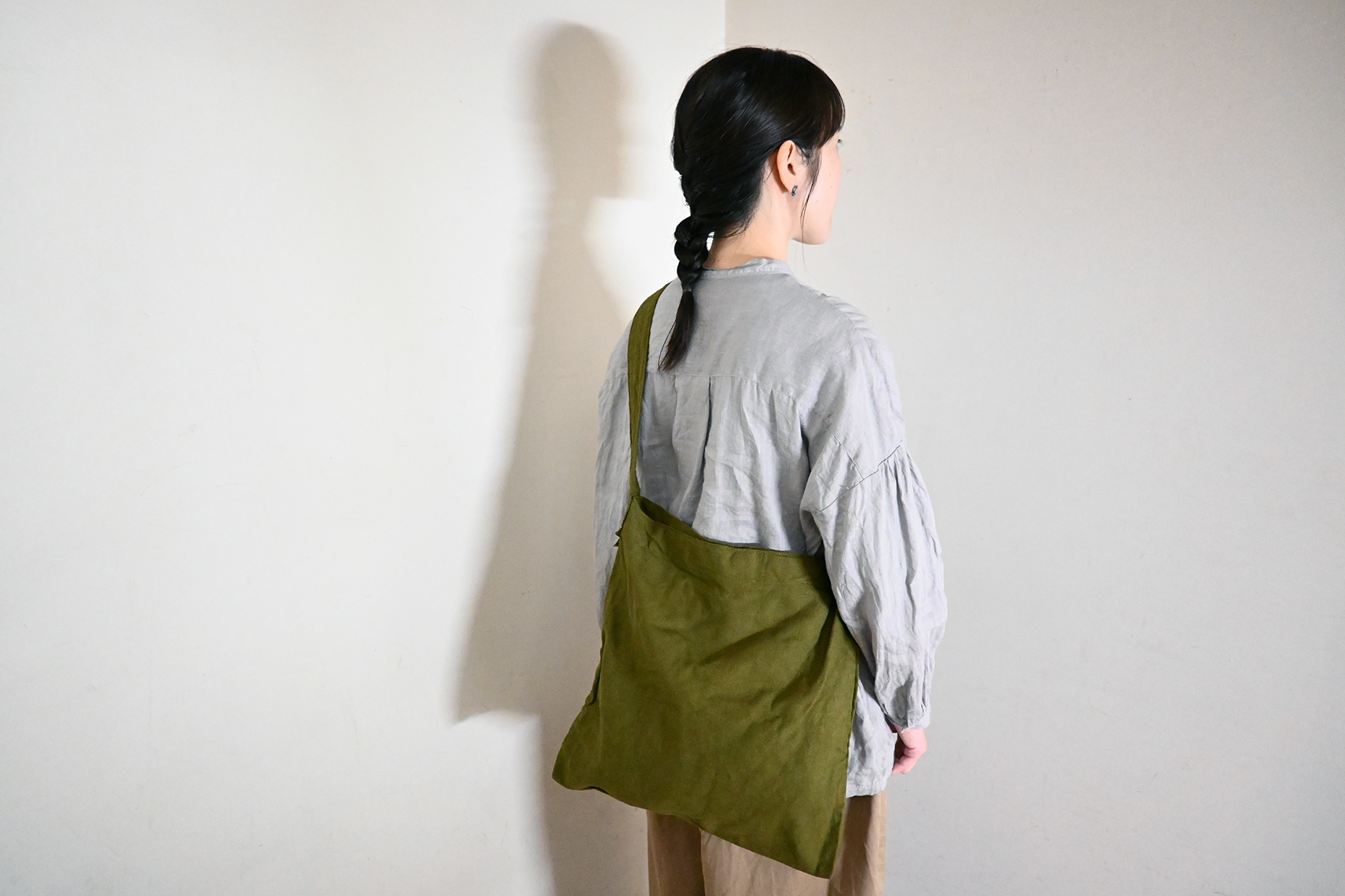 リネンコットンフラットショルダーポケット付