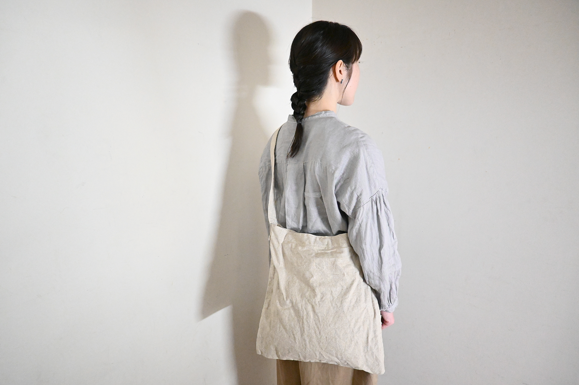 リネンコットンフラットショルダーポケット付